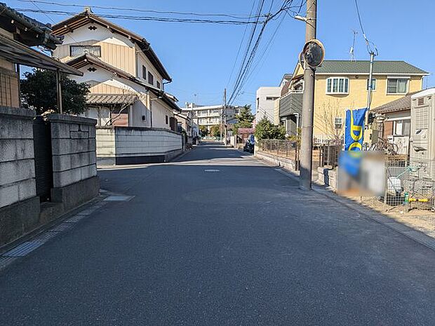 駐車スペース並列2台可能。前面道路も広く車庫入れもスムーズです