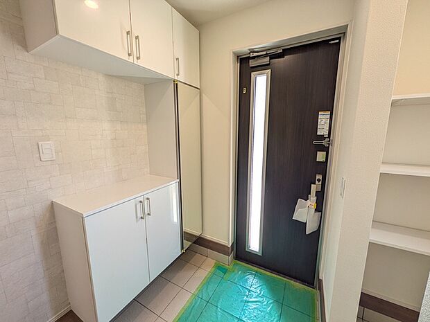 散らかりがちな玄関周りも収納豊富ですっきり保てます