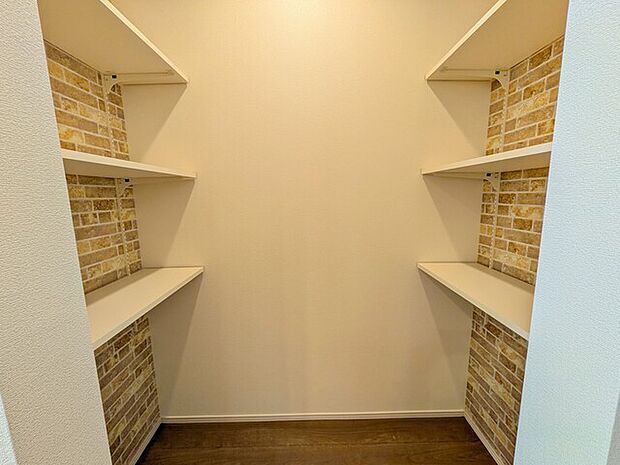 キッチン脇のフリーコーナー。値上がりに備えたい買置き品のストックに便利です