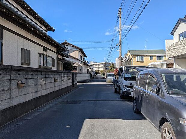 駐車スペース並列2台可能。前面道路も広く車庫入れもスムーズです