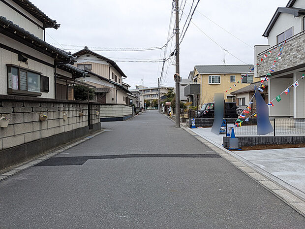 駐車スペース並列2台可能。前面道路も広く車庫入れもスムーズです