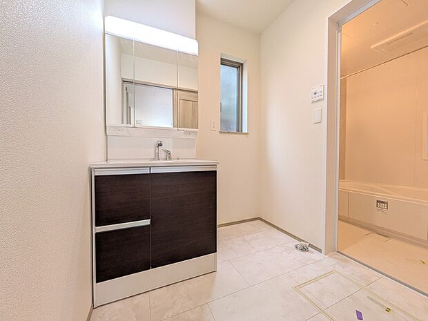 忙しい朝に嬉しいシャンプードレッサー付き三面鏡タイプの洗面化粧台