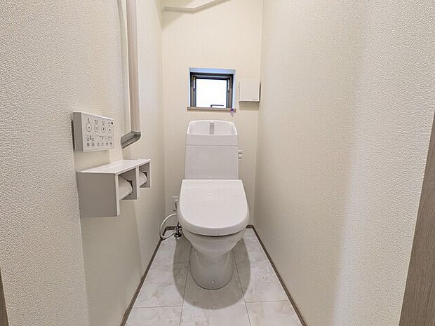 小窓付きで明るく、手すりがついており安心です