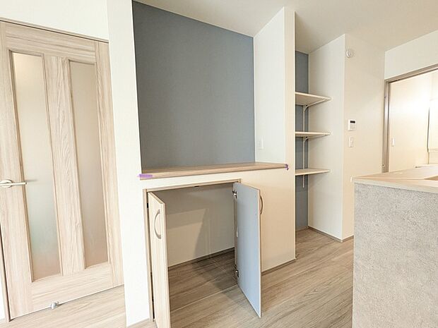 リビングにも収納スペース付き