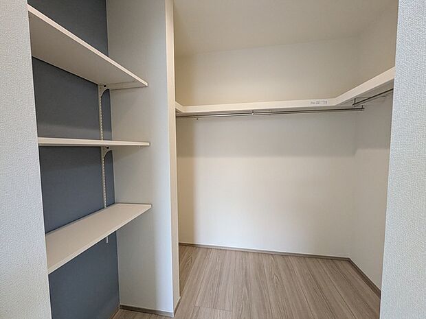 洋室7.5帖についた多くの衣類が収納可能なウォークインクローゼット