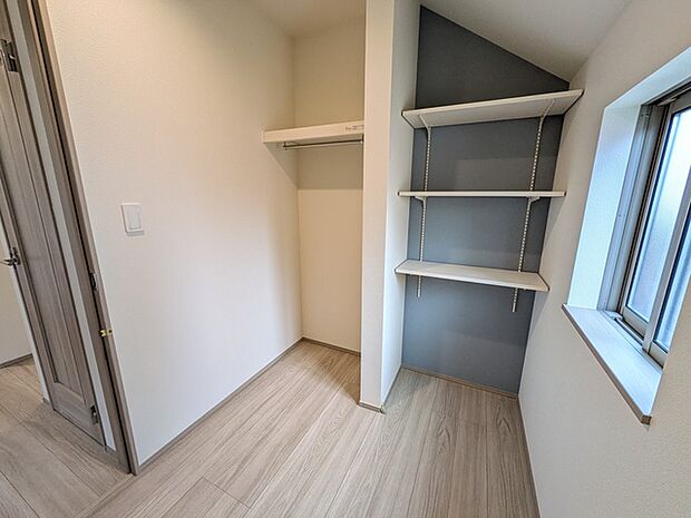 窓がついた明るく、大型の荷物も収納可能なファミリークローゼット
