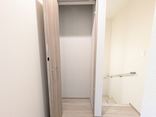 2階廊下スペースにも収納がございます