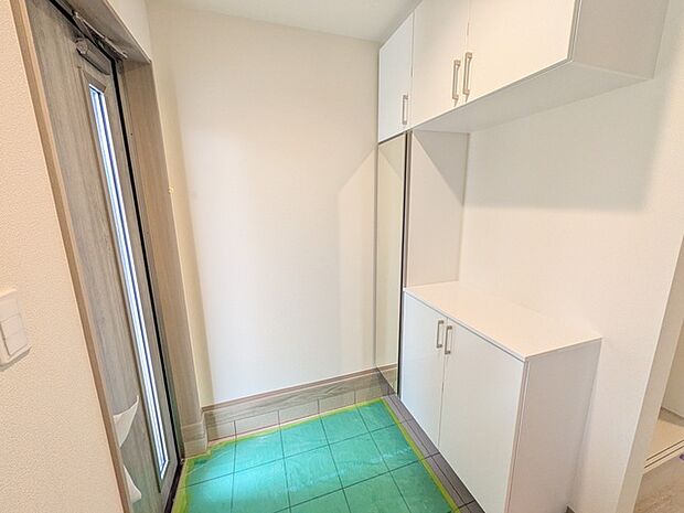 多くの靴が収納可能なシューズボックスがついた玄関