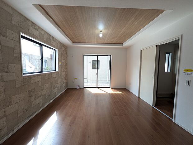 アクセントクロスと折上げ天井が上質なリビング空間を演出