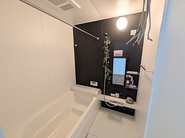 半身浴もゆっくり楽しめる広々浴室