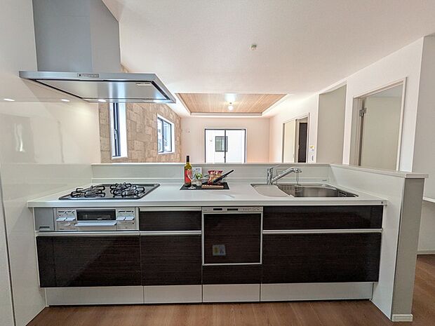 家族とのコミュニケーションと使いやすい動線を叶えたキッチン