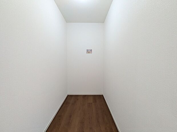 WIC内部。衣類以外にも季節用品などを収納できます