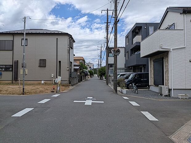 前面道路も広く駐車も運転も楽々です