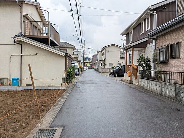 前面道路も広く駐車も運転も楽々です