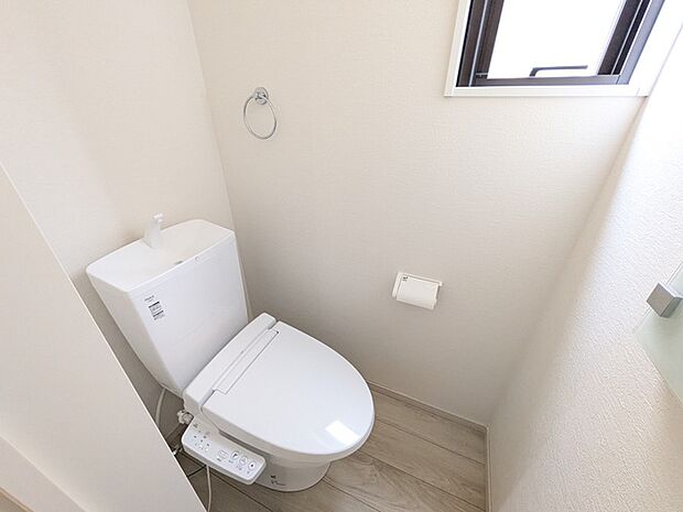 トイレは快適な温水洗浄機能付き