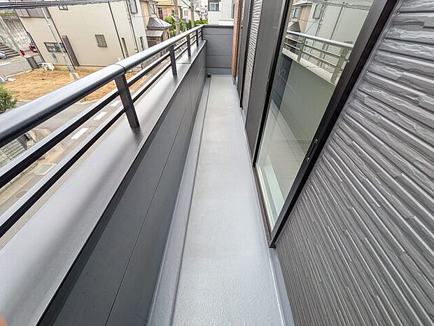 日当たりの良い南バルコニー 2部屋から出入りできるのでお布団を干すのもラクラク♪