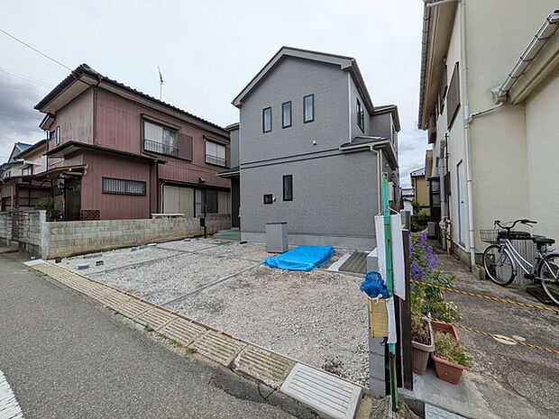 北西側公道約6m、間口9.4mに接道しており駐車も楽々