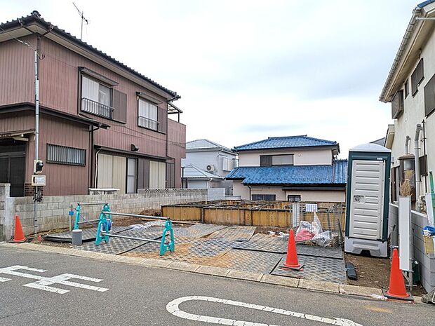 北西側公道約6m、間口9.4mに接道しており駐車も楽々