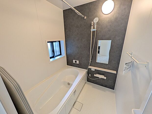 浴室乾燥機は暖房&冷房など充実の機能付きです