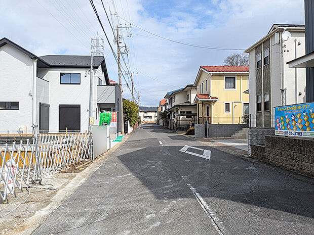 前面道路幅員6ｍあり駐車も楽々♪