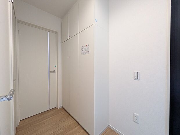 天井高まである大型収納にはシューズもしっかり収まります