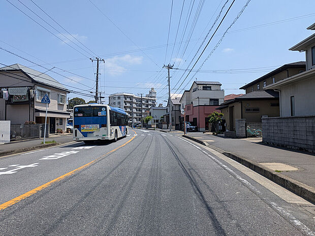 前面道路にはお子様の歩行に安全な歩道付き