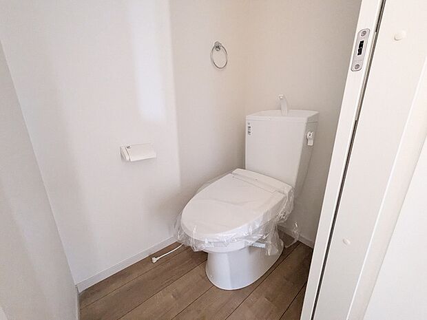 トイレには快適な温水洗浄便座付