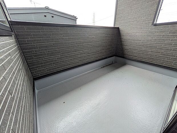 奥行たっぷりのバルコニースペース