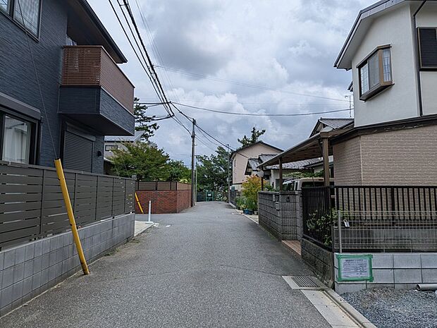 周辺は閑静な住宅街