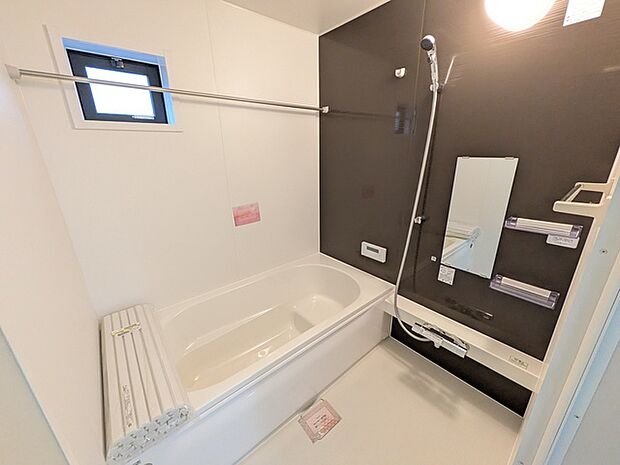 浴室換気乾燥機はもちろん、追い焚き機能もついています。窓付きなので湿気がこもりません