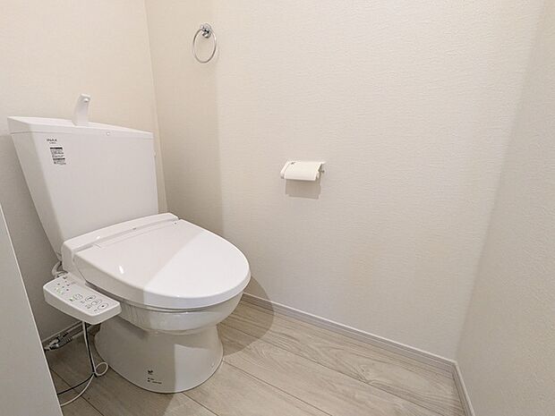 トイレには快適な温水洗浄便座付