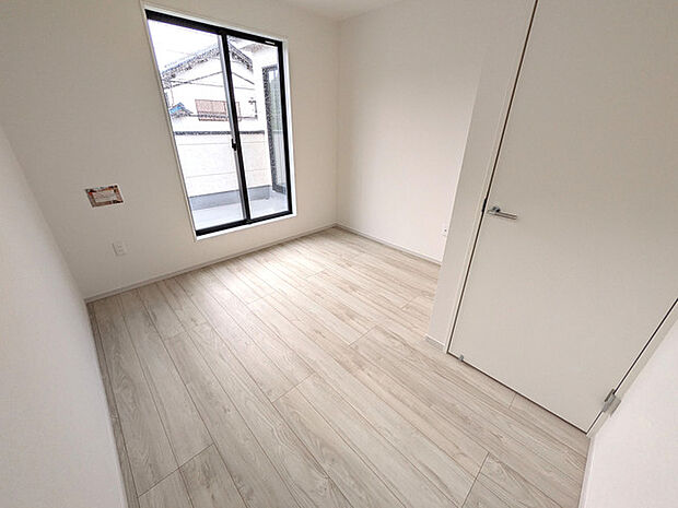バルコニーへは2部屋から出入り可能です。お布団干しやお洗濯ものの取り込みに便利♪