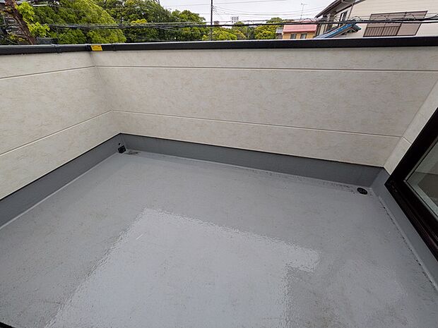 シーツや布団などの大きな寝具類も一度にゆったりと干せる広々バルコニー