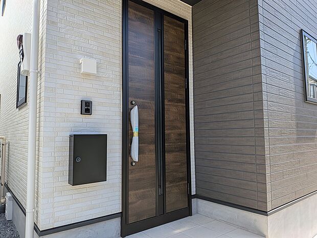玄関外観。外観はデザイン性が高くお手入れがラクなサイディングボード張り◎