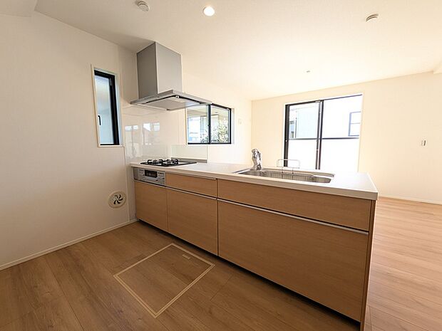 料理をしながら対話ができる対面式のオープンキッチン