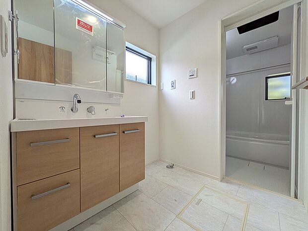 収納力と機能性に優れた洗面化粧台