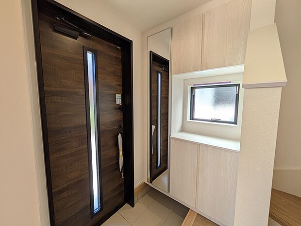 あると嬉しい姿見付き。外出前のチェックに