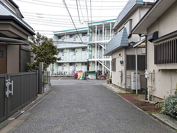 周辺は閑静な住宅街でファミリー世帯も安心してお住まいいただけます　