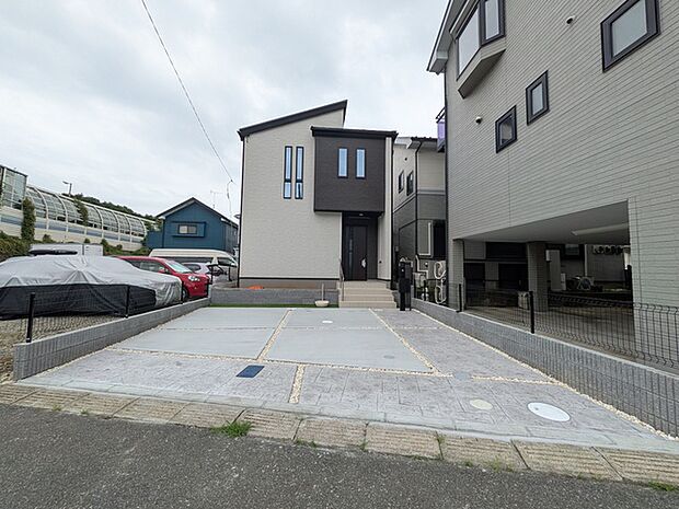 広々とした南庭と複数台の駐車スペースを備えた木造2階建ての住まい