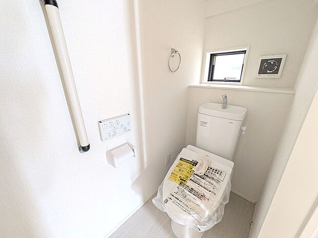 安全に配慮した手すり付きのトイレスペース