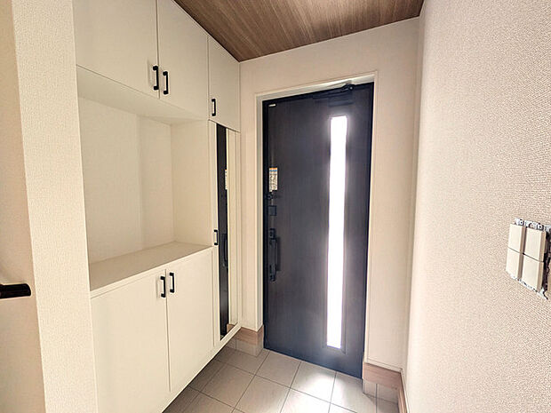 玄関収納に姿見付き、お出かけ前の身支度に便利