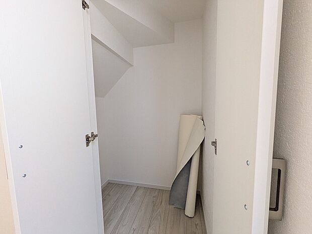 掃除用具などの収納に便利な階段下収納