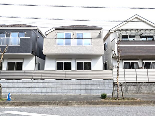 自然光が入りやすく開放的な二方道路に接道　