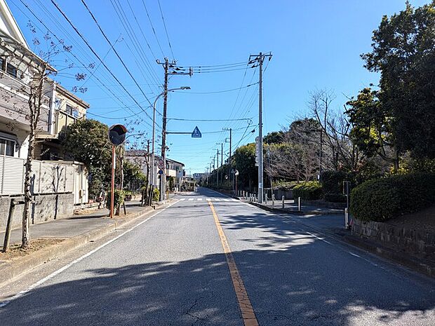 南側道路幅員6ｍ以上で駐車も容易です　
