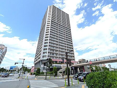 ペデストリアンデッキで駅直結