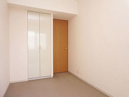 洋室4.7帖。全居室収納付き