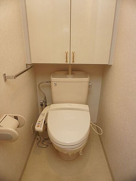 ウォシュレットトイレ付き。上部物入があり便利です