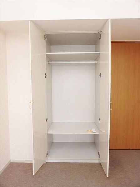 中棚付きで小物整理も容易です