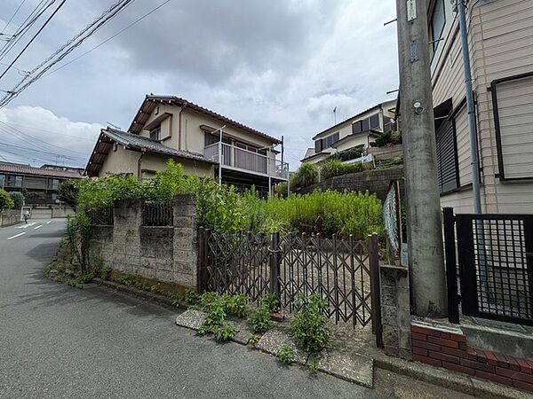 現況上物あり・更地渡し予定で自由設計が可能です