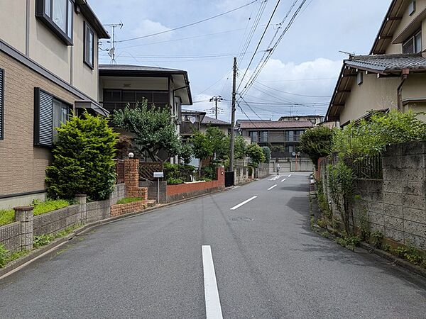 二宮小学校徒歩7分　二宮中学校徒歩9分　ファミリー世帯が長くお住まいいただける住環境　津田沼駅までのバス便も充実しており通勤・通学にも便利